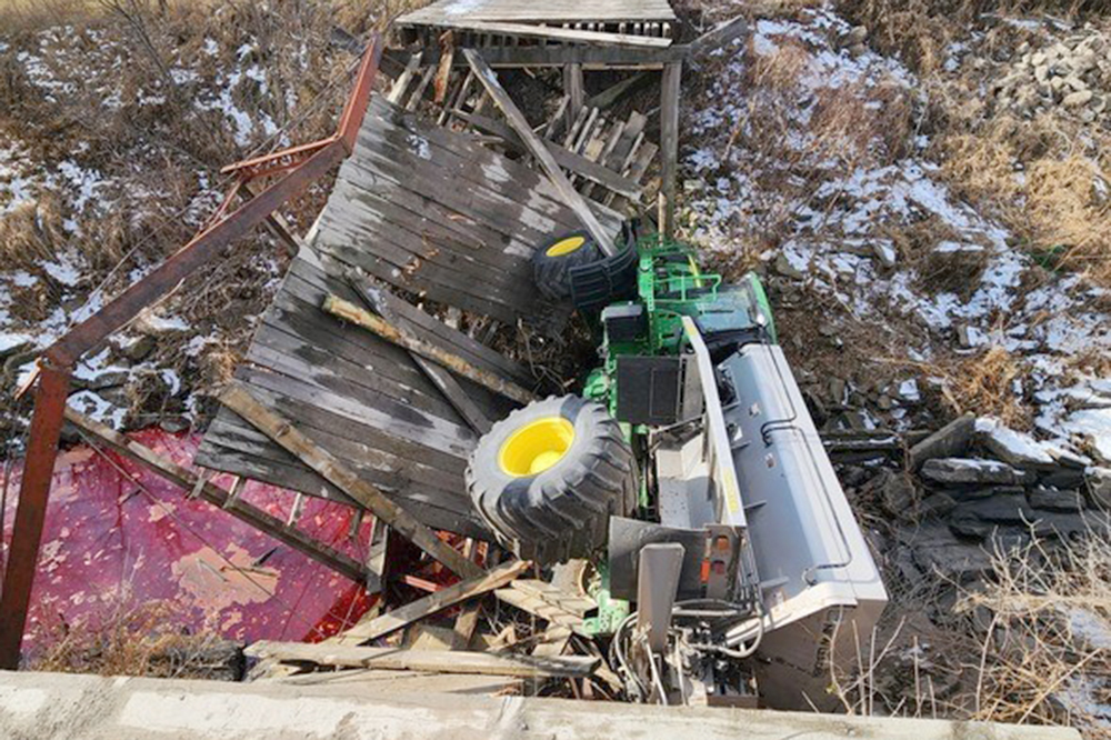 Bridge collapse leads to river contamination | News, Sports, Jobs - Vimarsana News